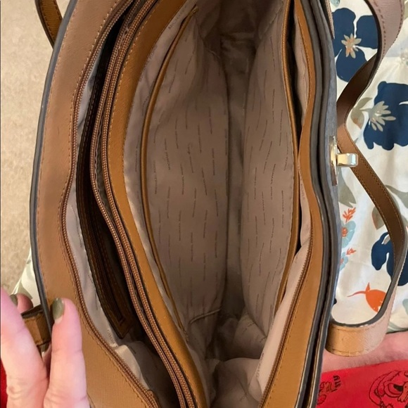 AUTHENTIC 💯% Michael Kors Large Tote - Picture 7 of 12